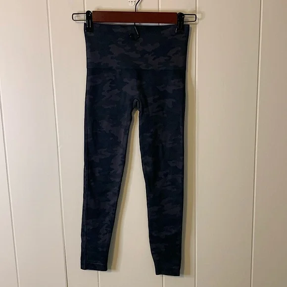 Spanx EcoCare Seamless Leggings Black Camo Size Extra Small - Picture 2 of 6